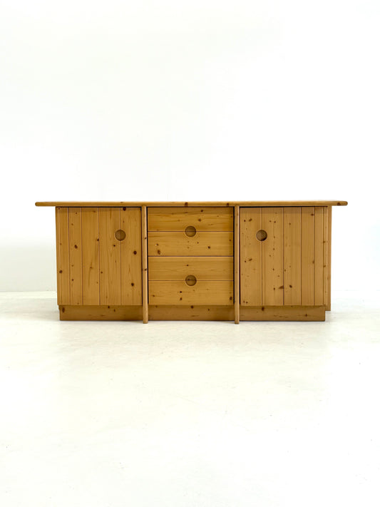 Grenenhout dressoir van Charlotte Perriand voor Les Arcs