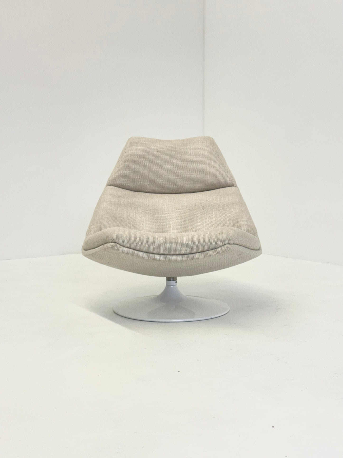 Artifort F511 fauteuil in crème