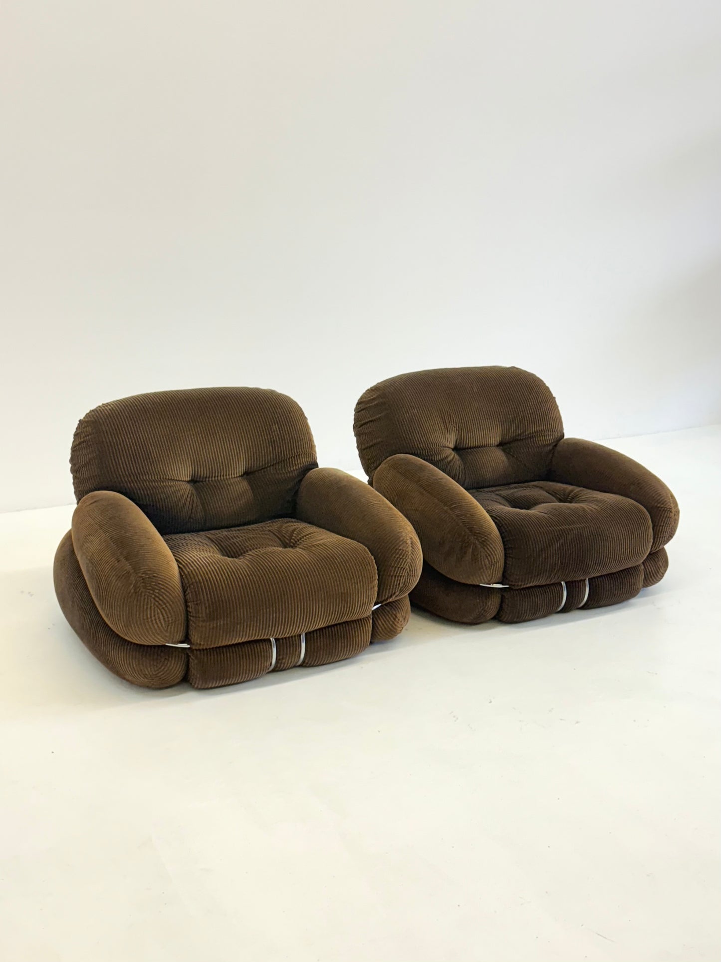 Bruine Okay fauteuil door Adriano Piazzesi