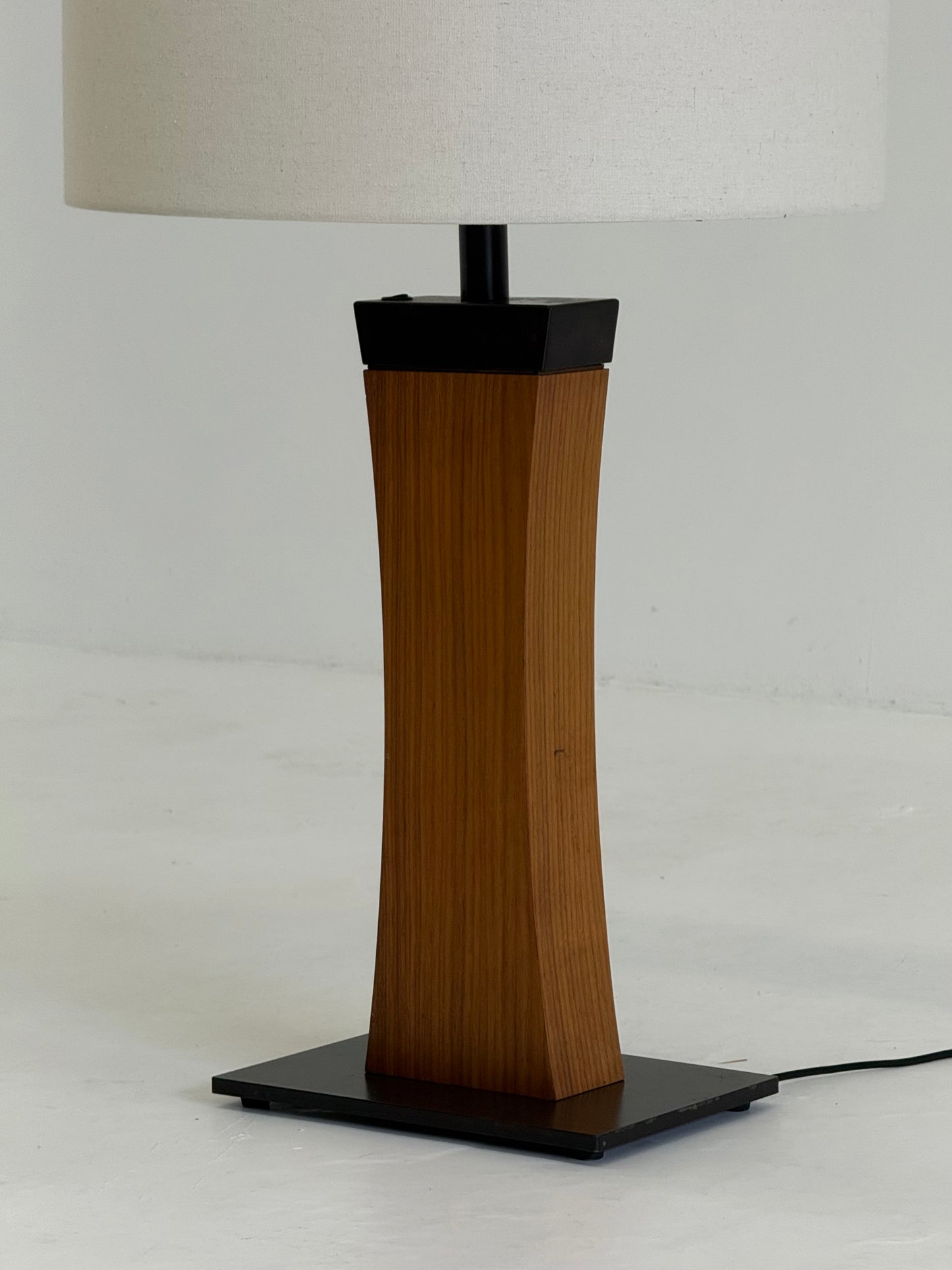 Italiaanse Mid Century tafellamp van teakhout