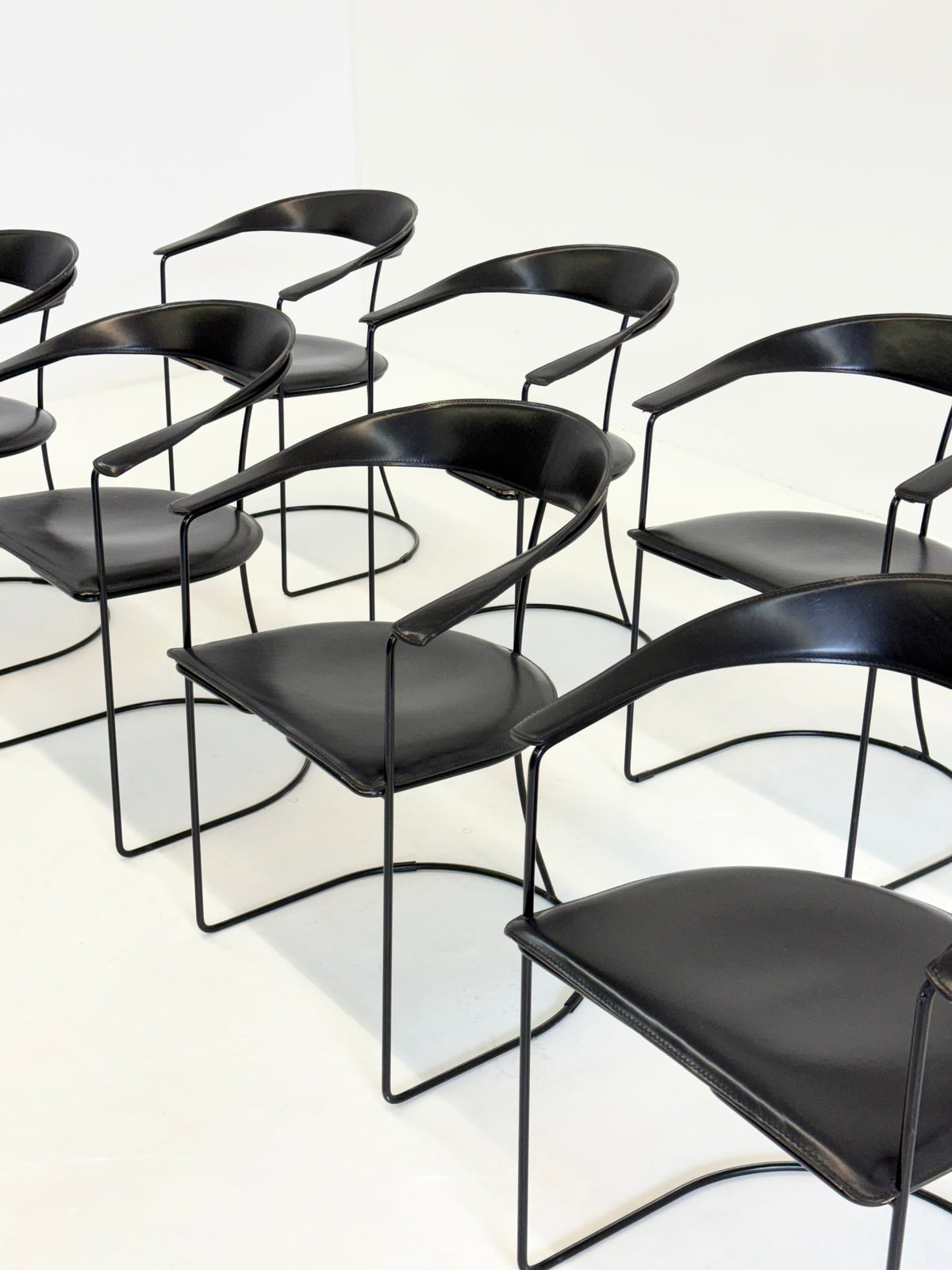 Set van 8 Vintage Arrben Ursala eetkamerstoelen in zwart leer