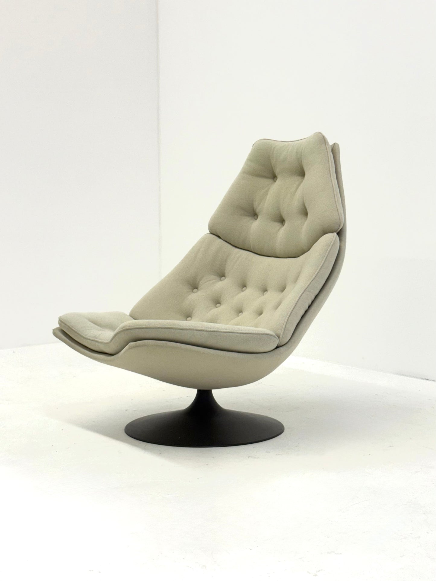 Artifort F588 loungestoel met hocker  door Geoffrey Harcourt