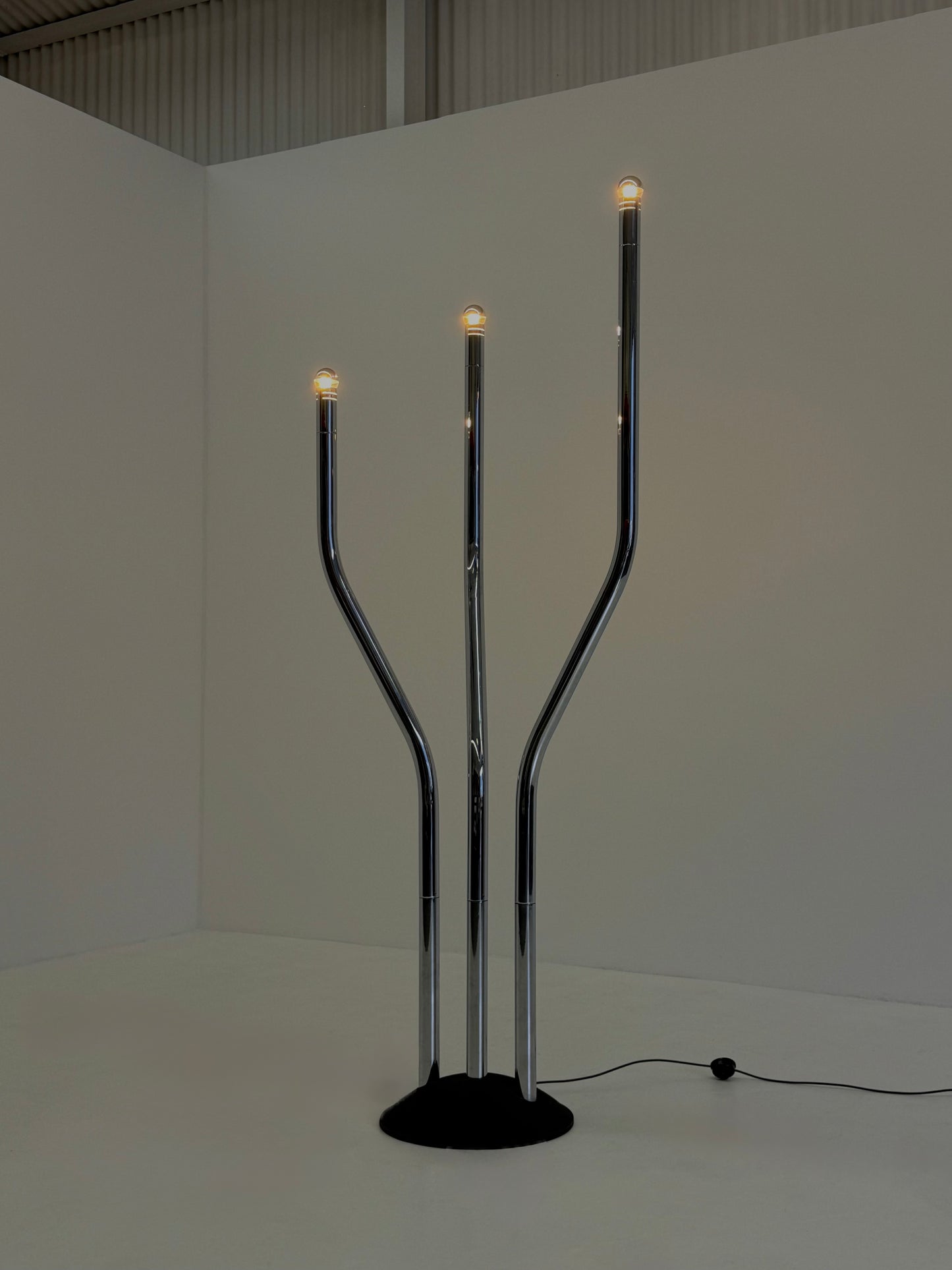 Chromen buisframe design vloerlamp door Goffredo Reggiani