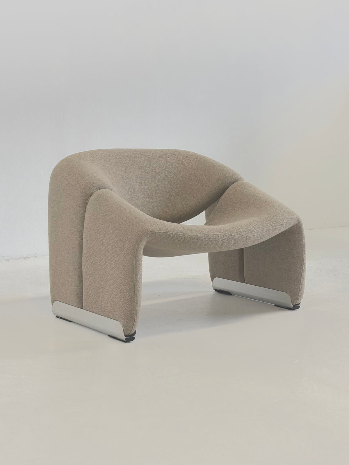 Artifort Groovy F598 M-Chair van Pierre Paulin in beige bouclé