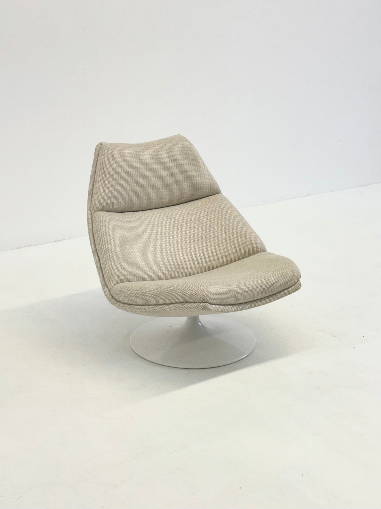 Artifort F511 fauteuil in crème