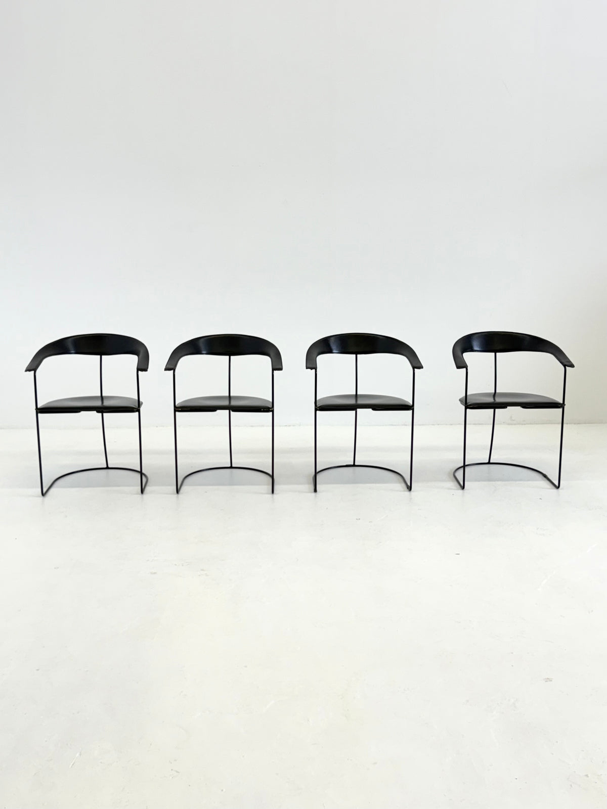 Set van 8 Vintage Arrben Ursala eetkamerstoelen in zwart leer