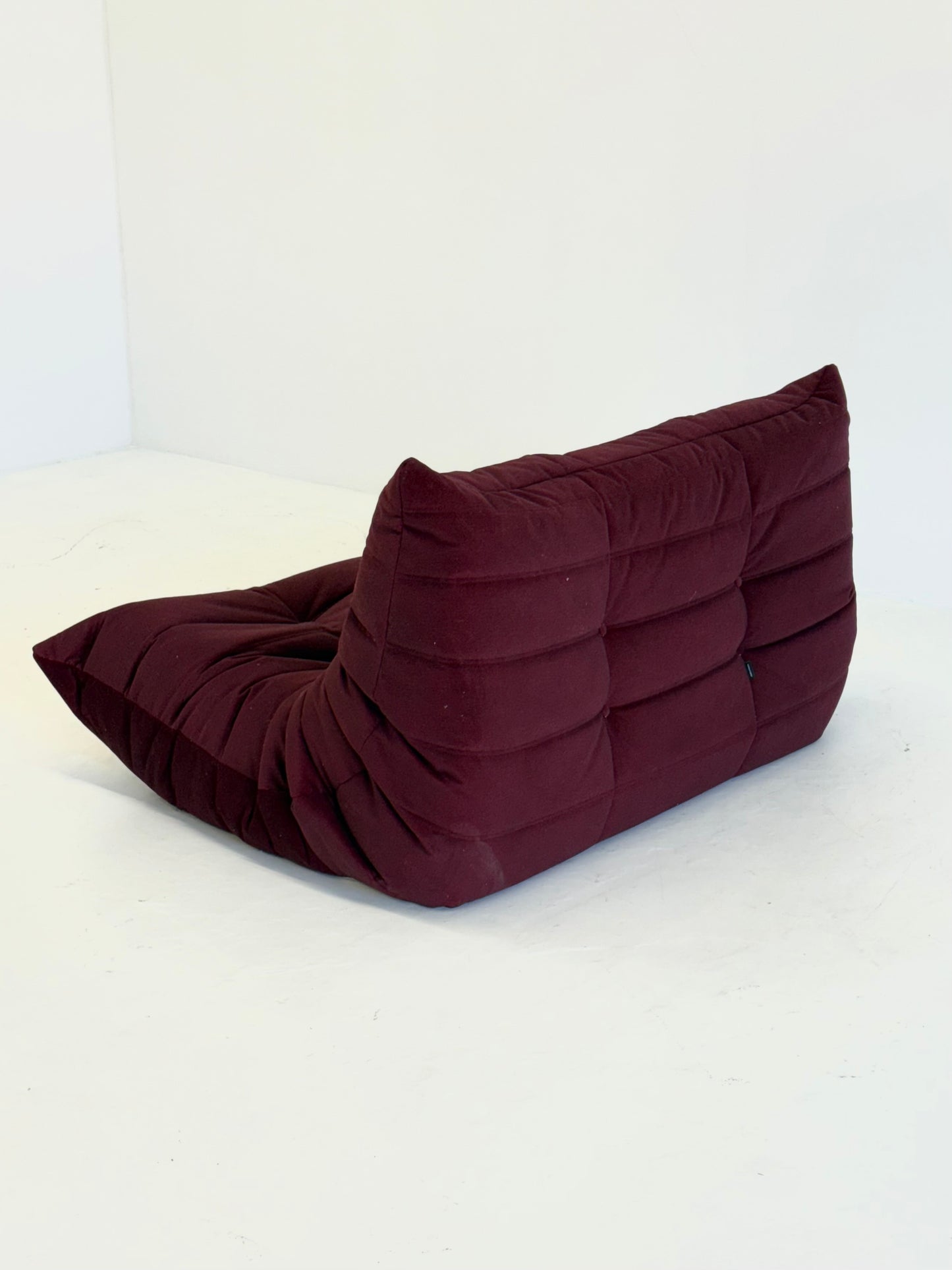 Ligne Roset Togo 2-zits in bordeaux rood velvet