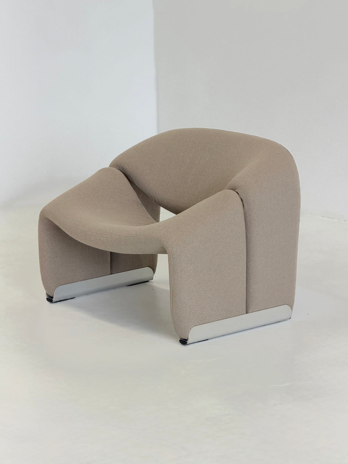 Artifort Groovy F598 M-Chair van Pierre Paulin in beige bouclé