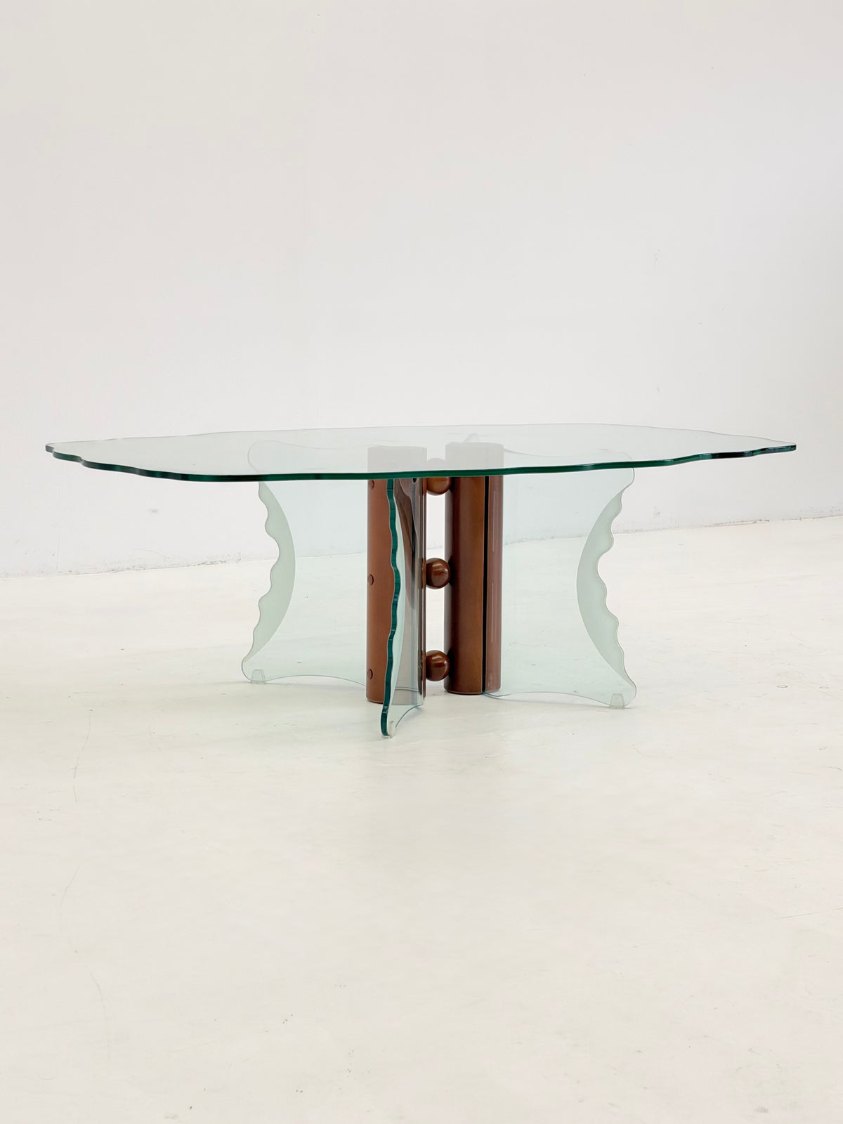 Vintage postmoderne salontafel met gegolfd glas en houten bollen