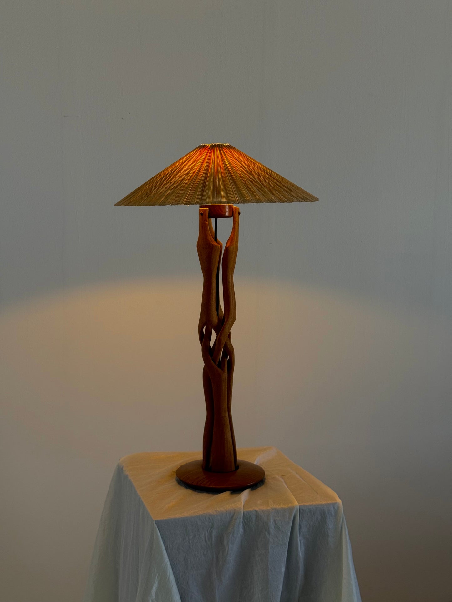 Sculpturaal handgesneden tafellamp van massief teakhout
