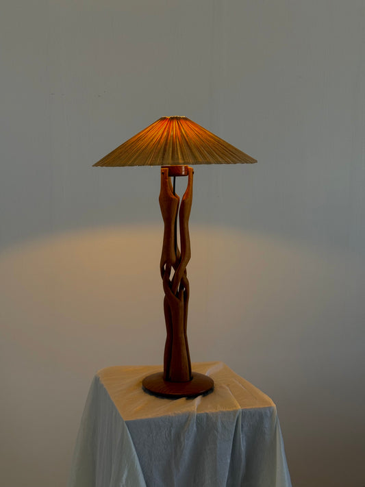 Sculpturaal handgesneden tafellamp van massief teakhout