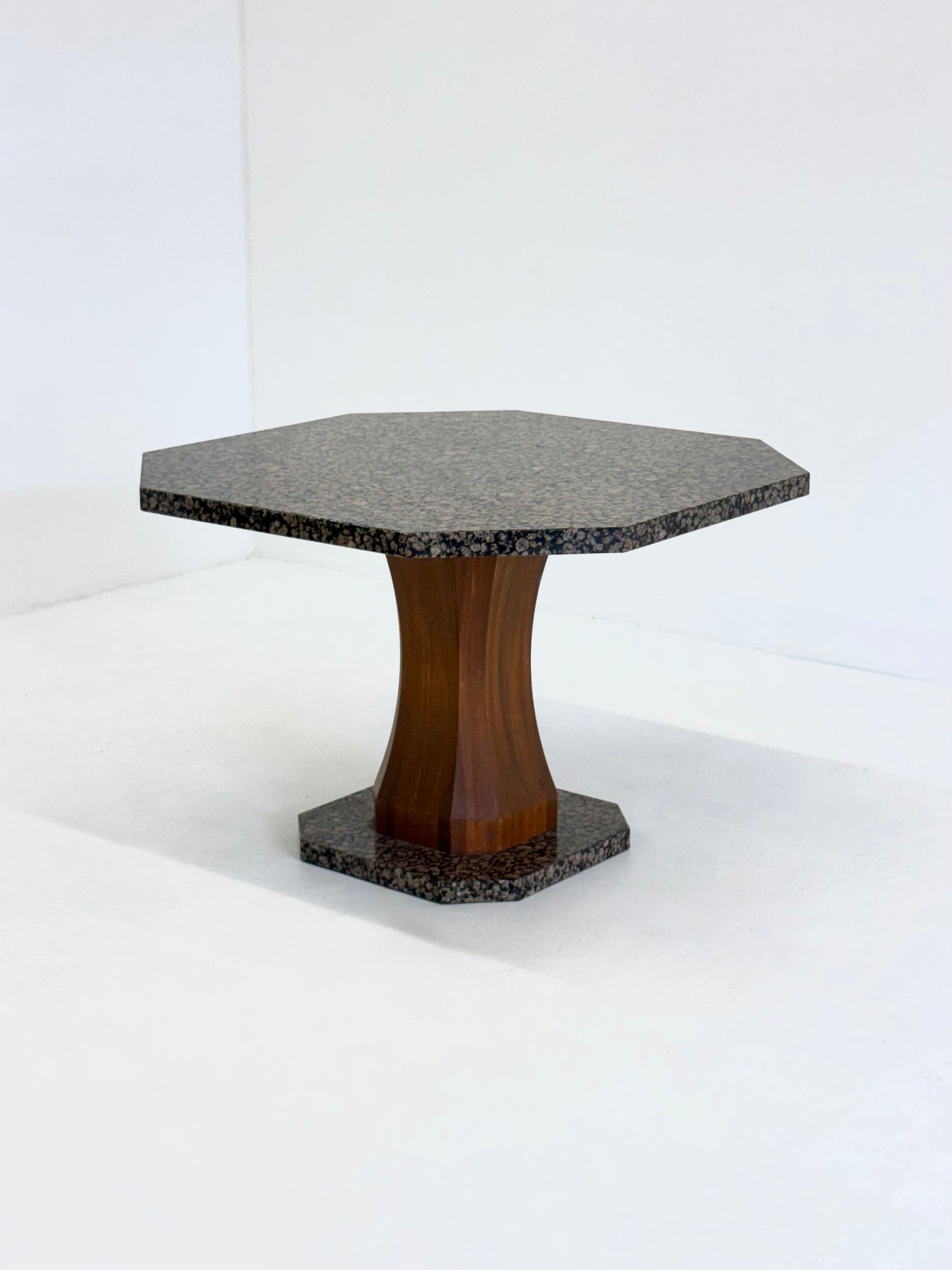 Art Deco eettafel met achthoekig granieten blad