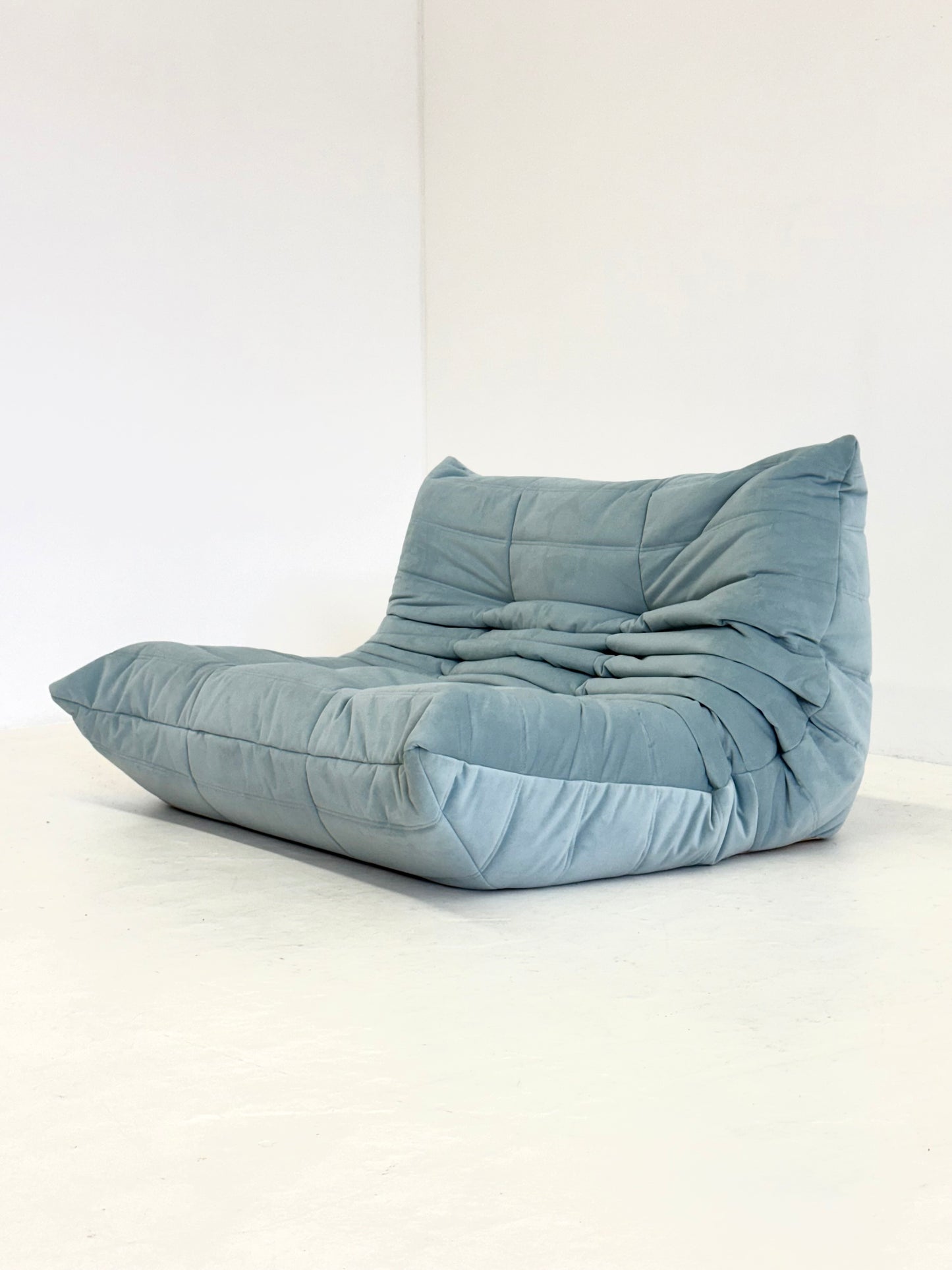Ligne Roset Togo 2-zits in lichtblauw