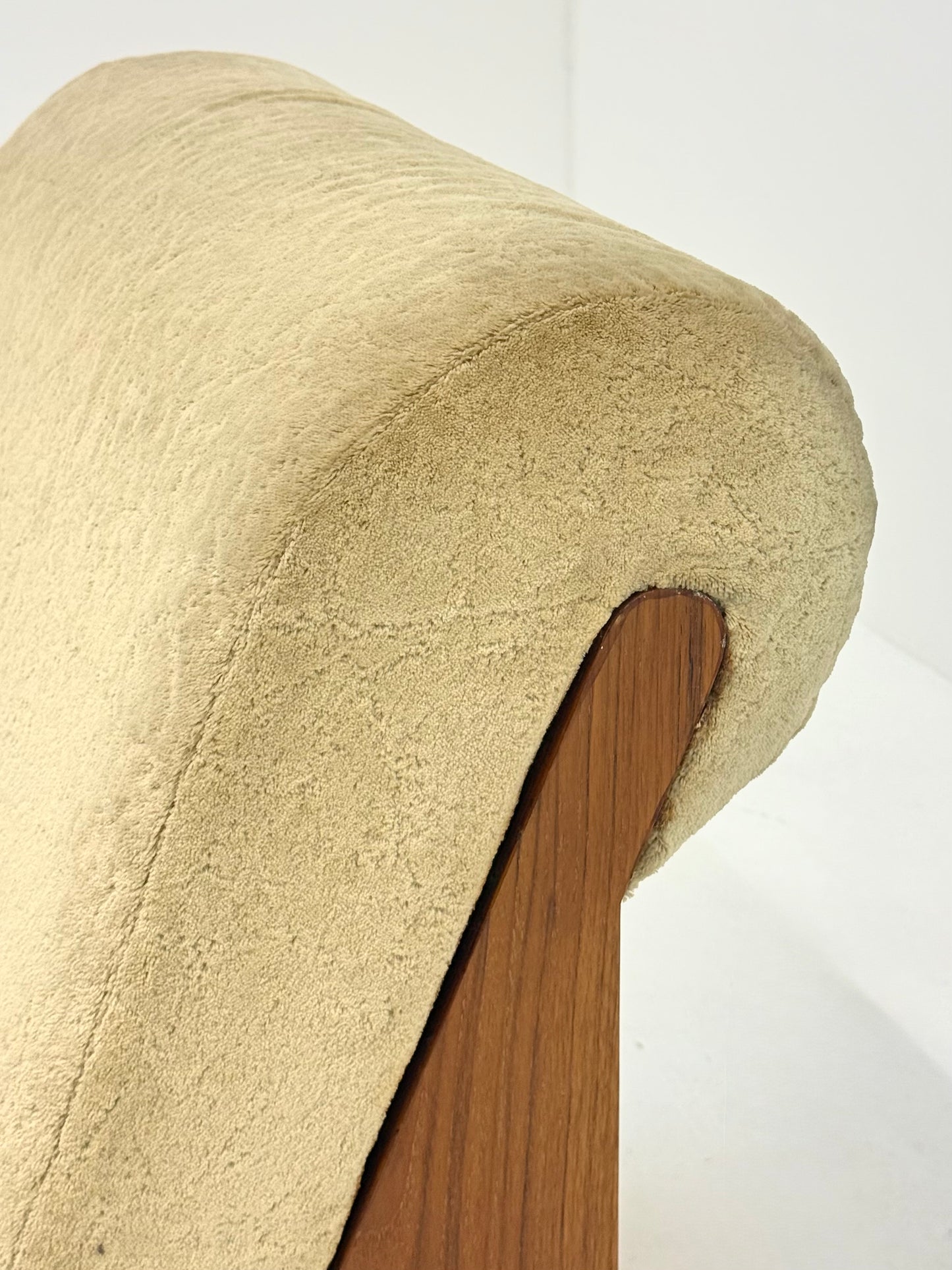 Vintage mid-century beige fauteuil met houten frame en hocker