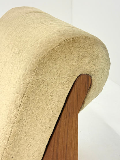 Vintage mid-century beige fauteuil met houten frame en hocker