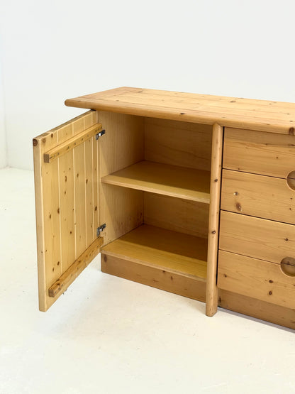 Grenenhout dressoir van Charlotte Perriand voor Les Arcs