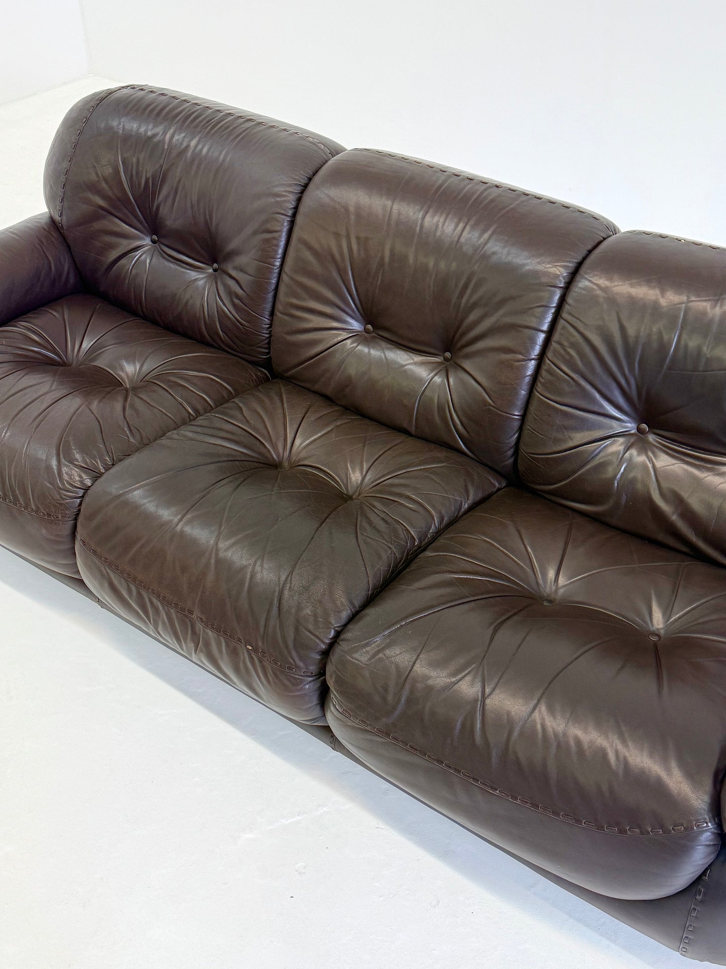 Donkerbruine leren Sapporo 3-zitsbank voor Mobil Girgi