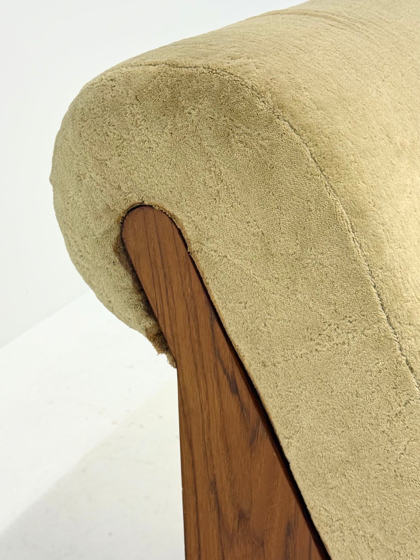 Vintage mid-century beige fauteuil met houten frame en hocker