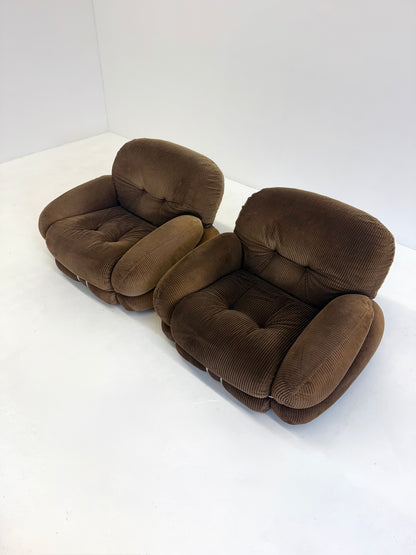 Bruine Okay fauteuil door Adriano Piazzesi