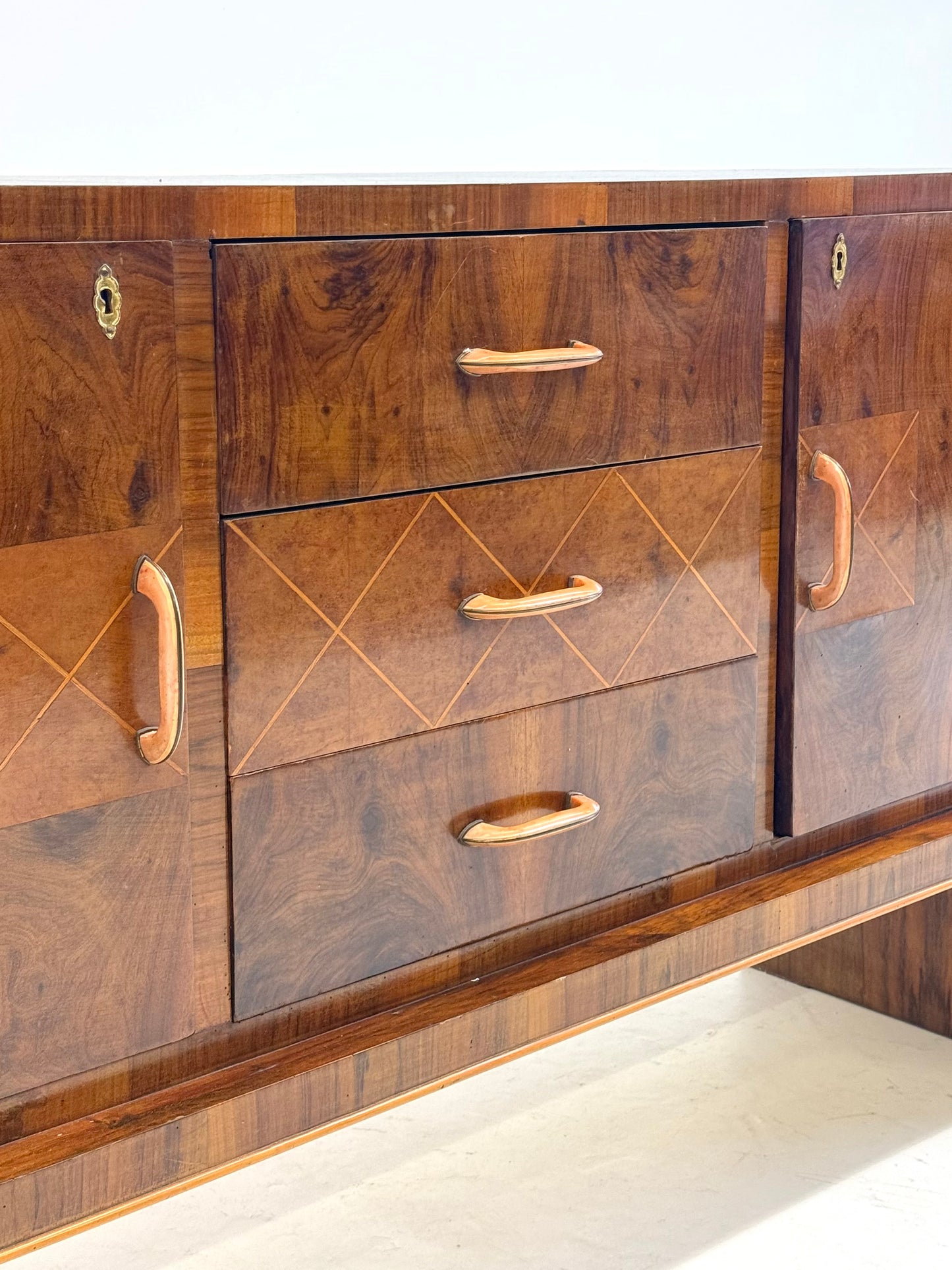 Italiaanse walnoot Art Deco / Art Nouveau dressoir