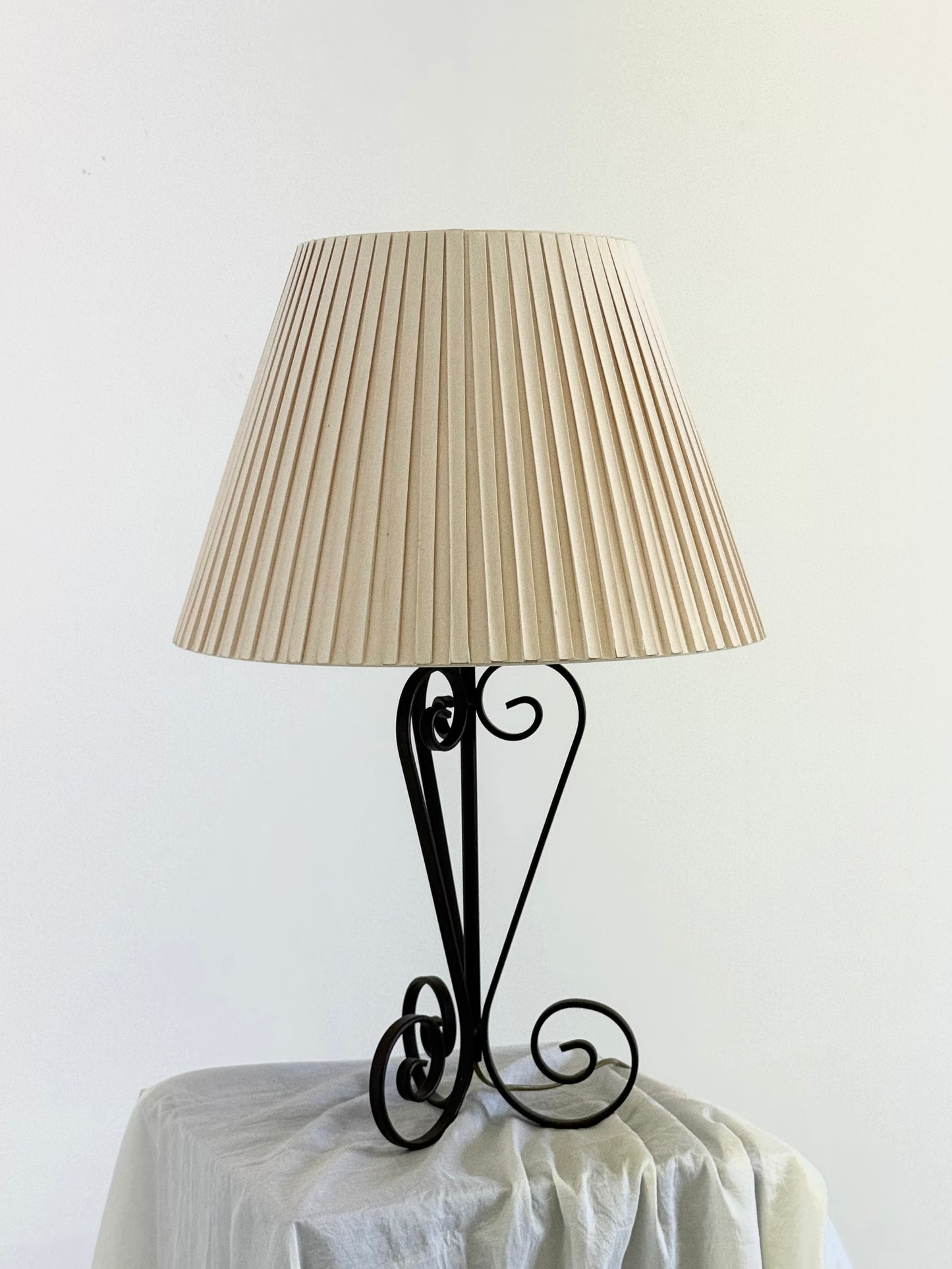 Vintage smeedijzeren tafellamp in swirl vorm met plissé kap