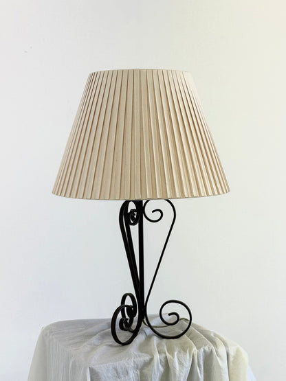 Vintage smeedijzeren tafellamp in swirl vorm met plissé kap