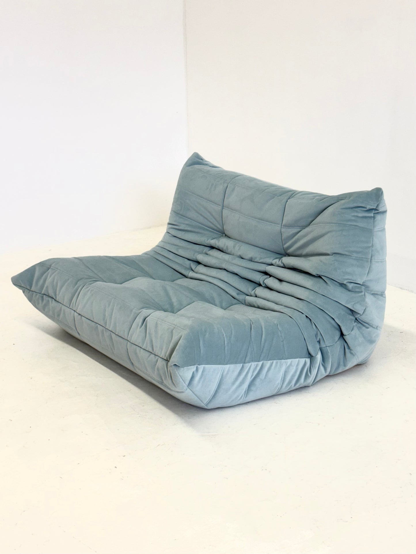 Ligne Roset Togo 2-zits in lichtblauw