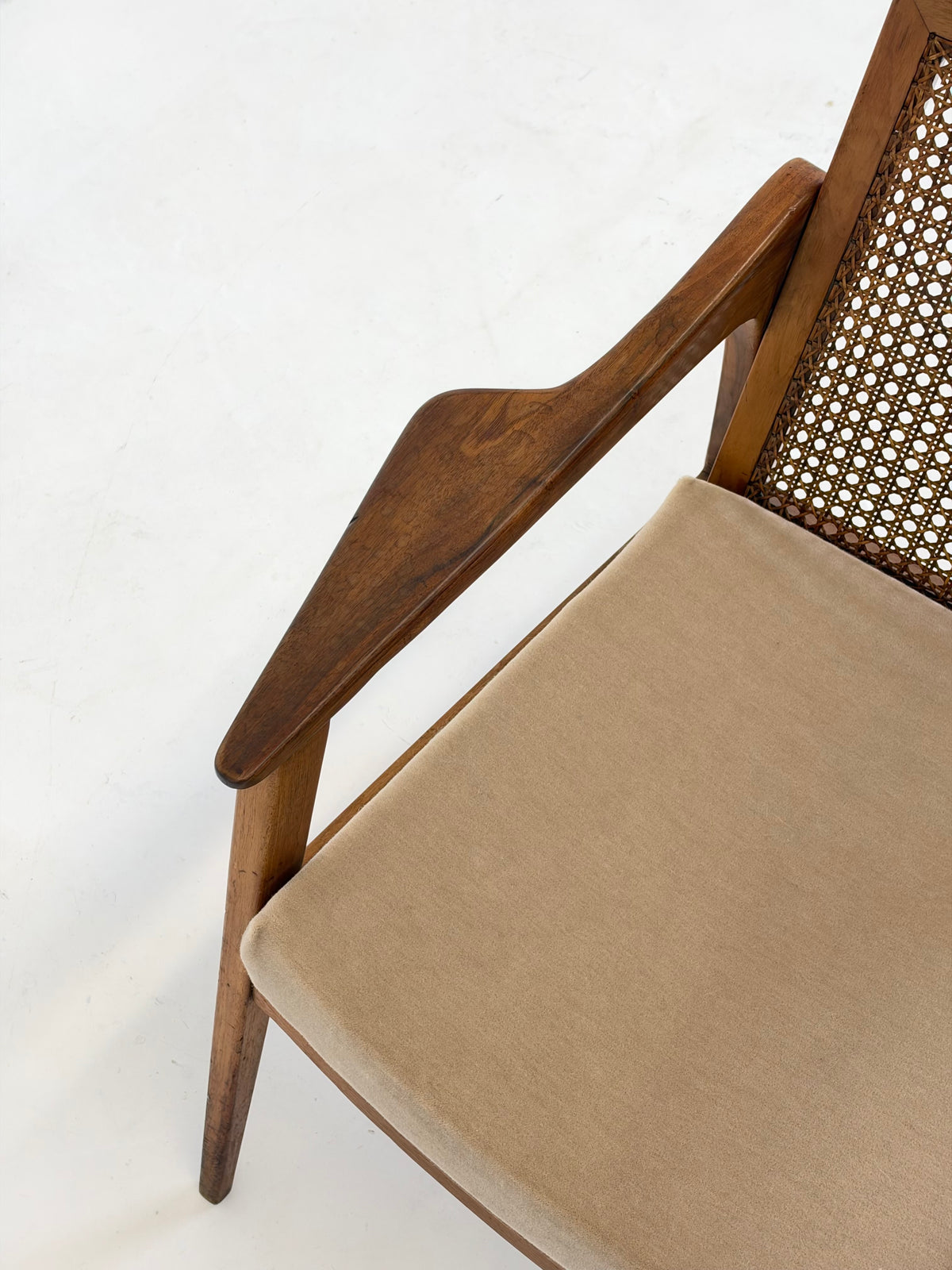 Mid Century Fauteuils van Notenhout en Rotan met Mohair