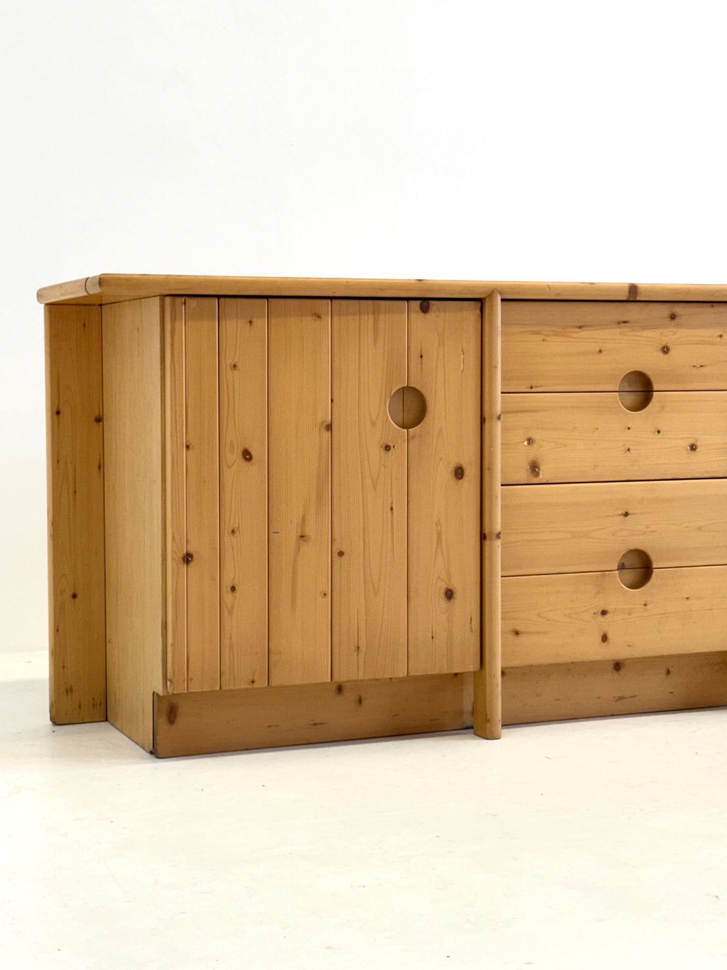 Grenenhout dressoir van Charlotte Perriand voor Les Arcs