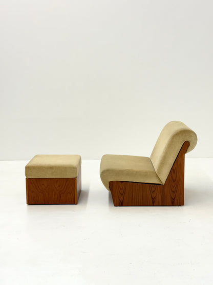 Vintage mid-century beige fauteuil met houten frame en hocker