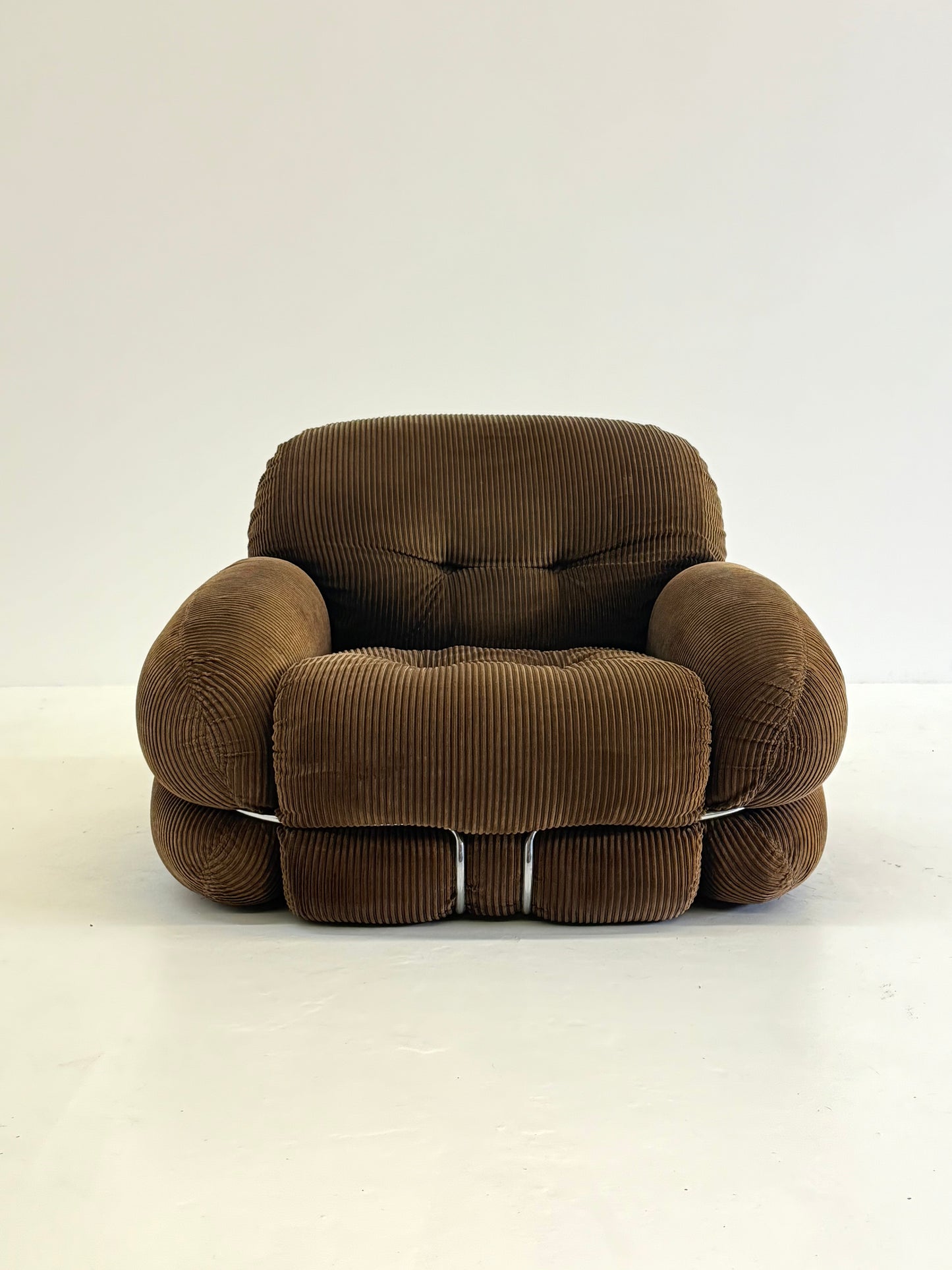 Bruine Okay fauteuil door Adriano Piazzesi