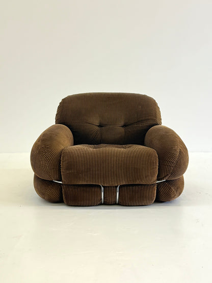 Bruine Okay fauteuil door Adriano Piazzesi