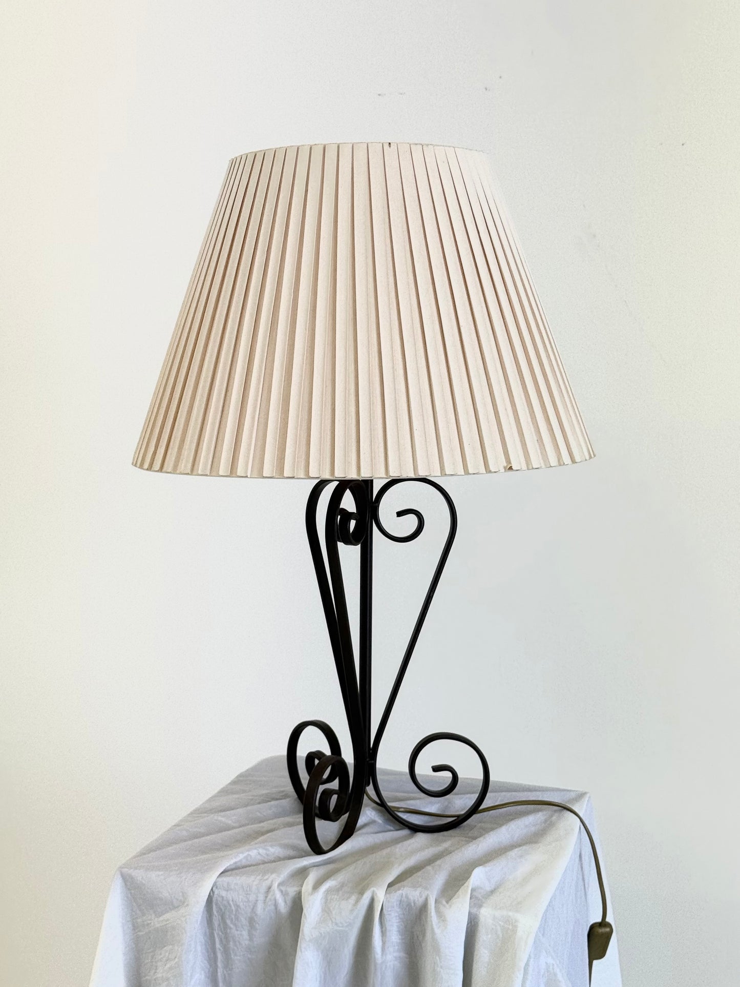 Vintage smeedijzeren tafellamp in swirl vorm met plissé kap