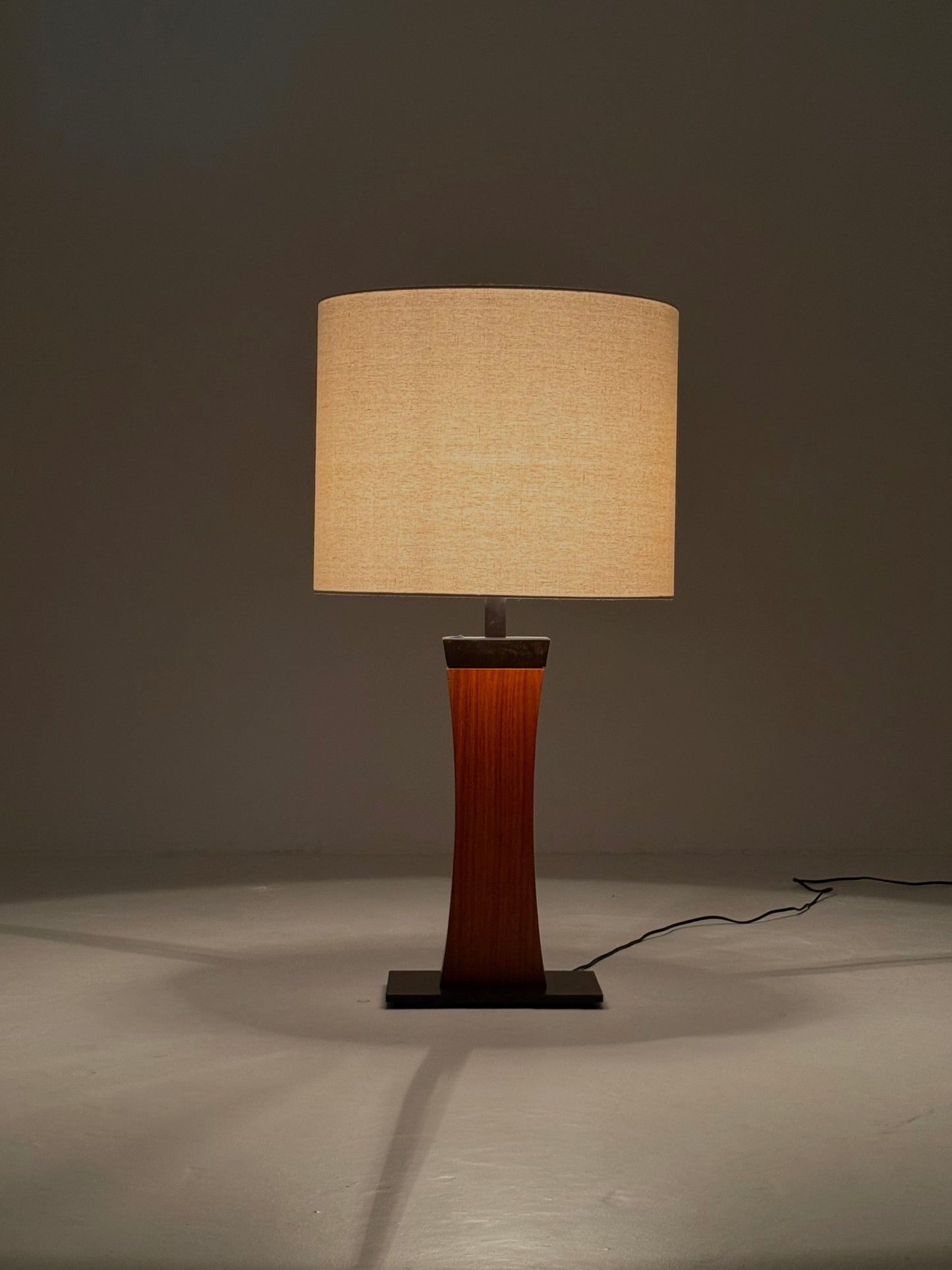 Italiaanse Mid Century tafellamp van teakhout