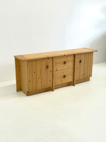Grenenhout dressoir van Charlotte Perriand voor Les Arcs