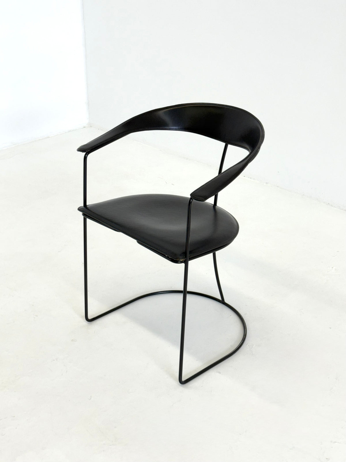 Set van 8 Vintage Arrben Ursala eetkamerstoelen in zwart leer