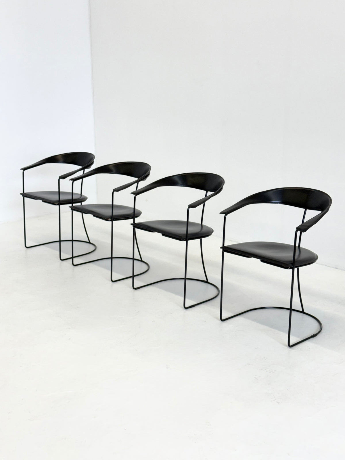 Set van 8 Vintage Arrben Ursala eetkamerstoelen in zwart leer