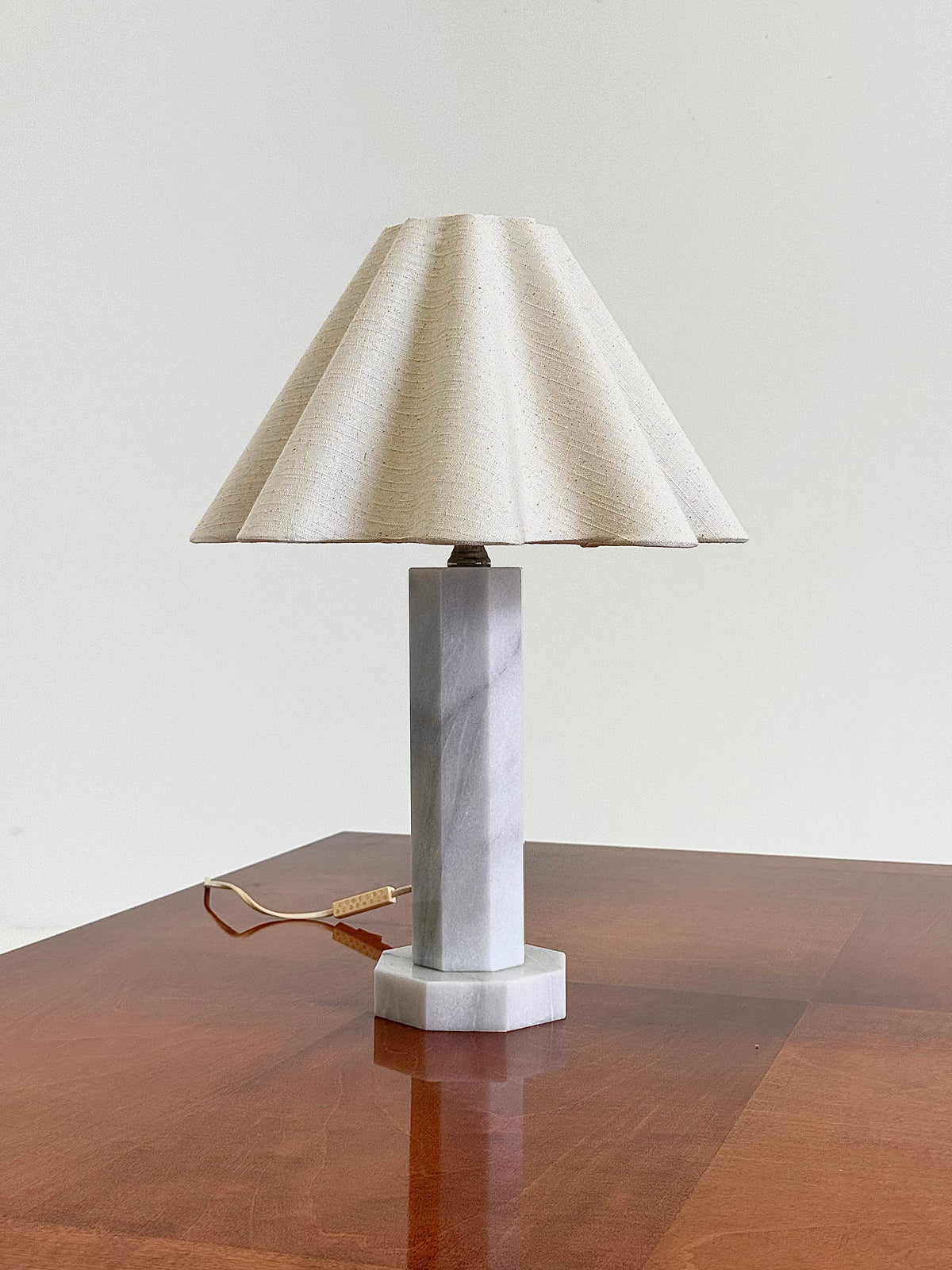 Vintage marmeren tafellamp met linnen kap