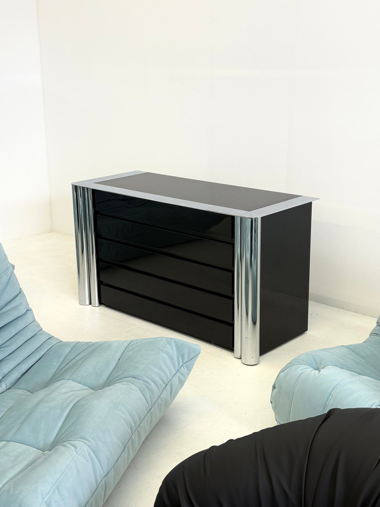 Zwart dressoir van Antonello Mosca voor Cinova