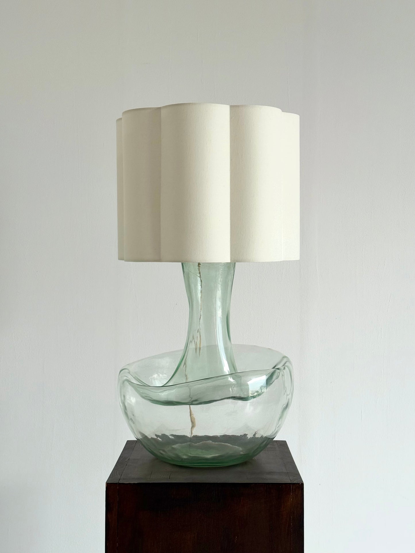Grote vintage tafellamp met sculpturale glazen voet