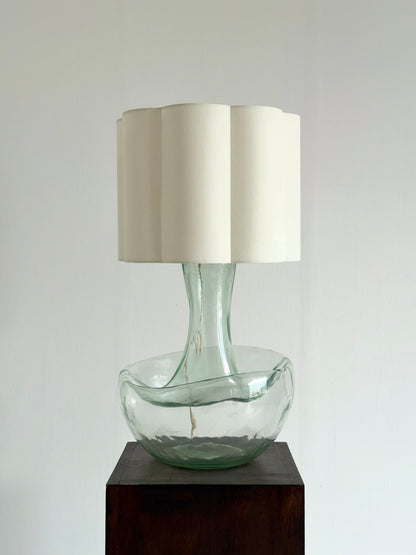 Grote vintage tafellamp met sculpturale glazen voet