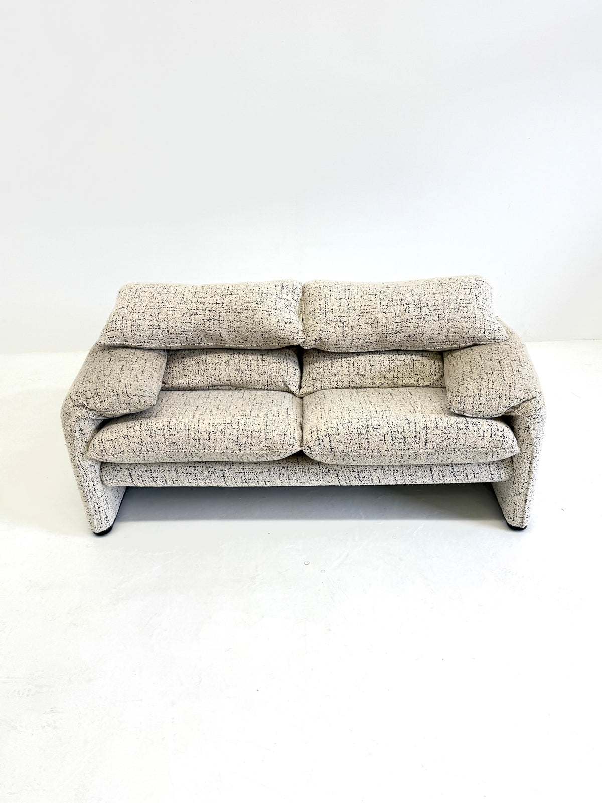 Cassina Maralunga 2-zits bank door Vico Magistretti gebroken witte met subtiel dessin