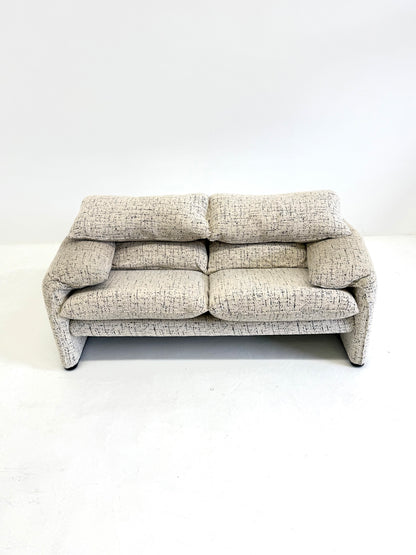 Cassina Maralunga 2-zits bank door Vico Magistretti gebroken witte met subtiel dessin