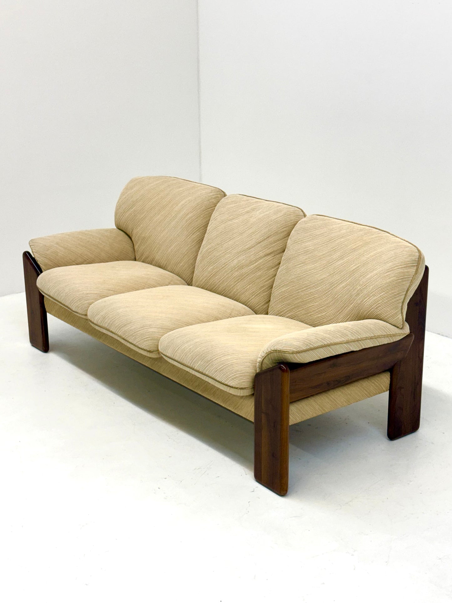 Sapporo driezitsbank van Mario Marenco voor Mobil Girgi