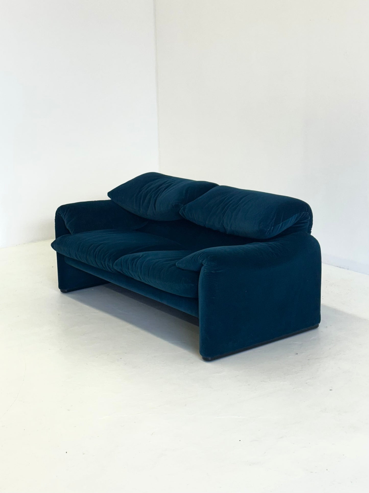 Blauw groen gestreepte Cassina Maralunga 2-zits bank door Vico Magistretti