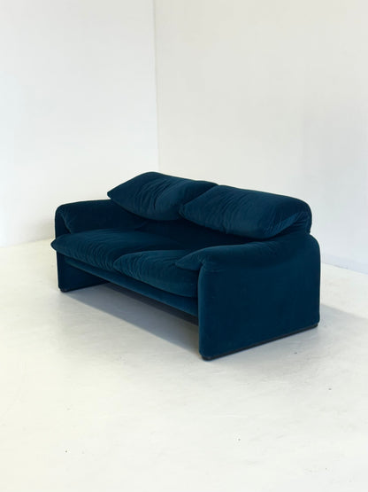 Blauw groen gestreepte Cassina Maralunga 2-zits bank door Vico Magistretti