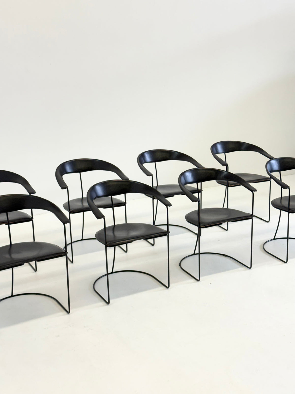 Set van 8 Vintage Arrben Ursala eetkamerstoelen in zwart leer