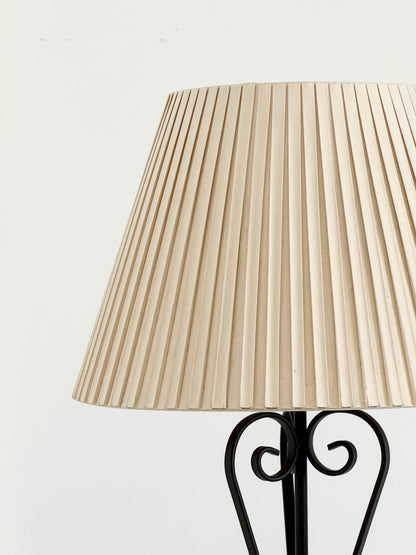 Vintage smeedijzeren tafellamp in swirl vorm met plissé kap