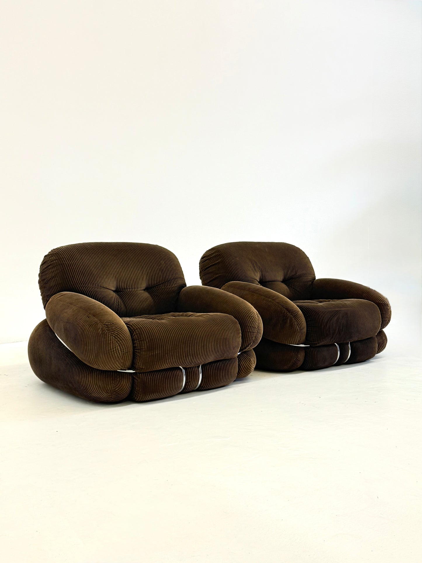 Bruine Okay fauteuil door Adriano Piazzesi