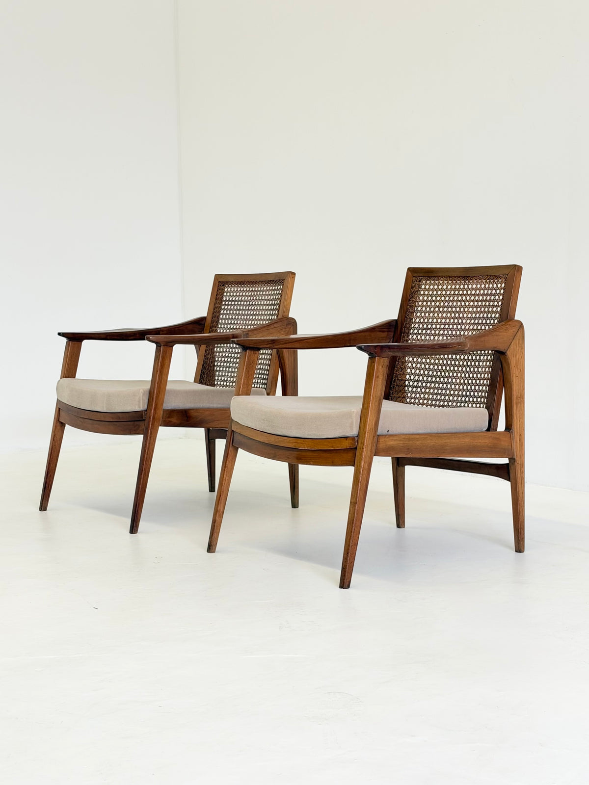 Mid Century Fauteuils van Notenhout en Rotan met Mohair